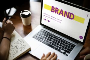BLOG AuraCreativa que debe tener un manual de marca portada